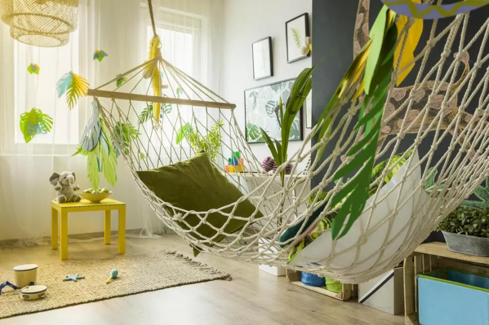 LA JUNGLA EN LA HABITACION DE LOS CHICOS. Este dormitorio para niños combina el espacio del descanso con el lúdico, y la hamaca es la gran protagonista.- 