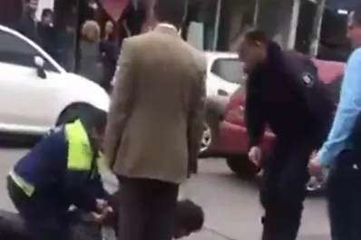 Video: se pelearon la policía, un abogado y un juez, y un sospechoso escapó