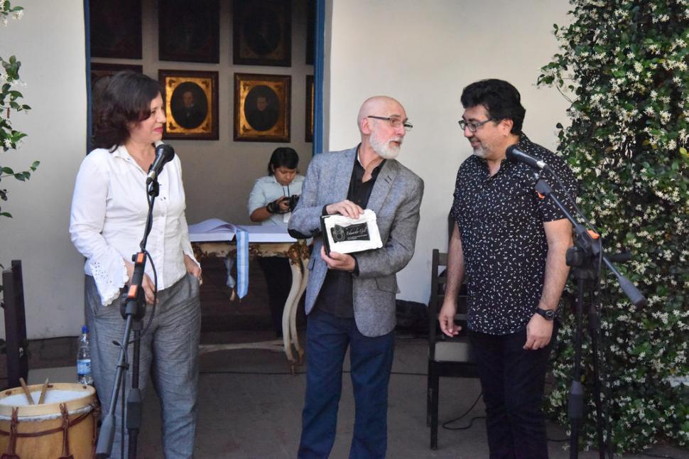 HOMENAJE.   Eduardo Gil y Julio Pantoja, protagonistas  del acto de apertura de la Bienal.