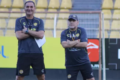 El duro momento de Maradona: padece una artritis avanzada y tienen que ponerle una prótesis