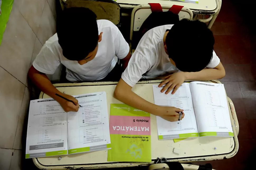 EN ACCIÓN. Dos chicos responden las preguntas de las pruebas Aprender en una escuela tucumana. LA GACETA / FOTO DE FRANCO VERA.- 