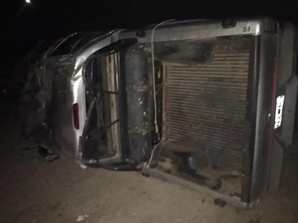 VUELCO. Así quedó uno de los vehículos que chocó contra un caballo.  