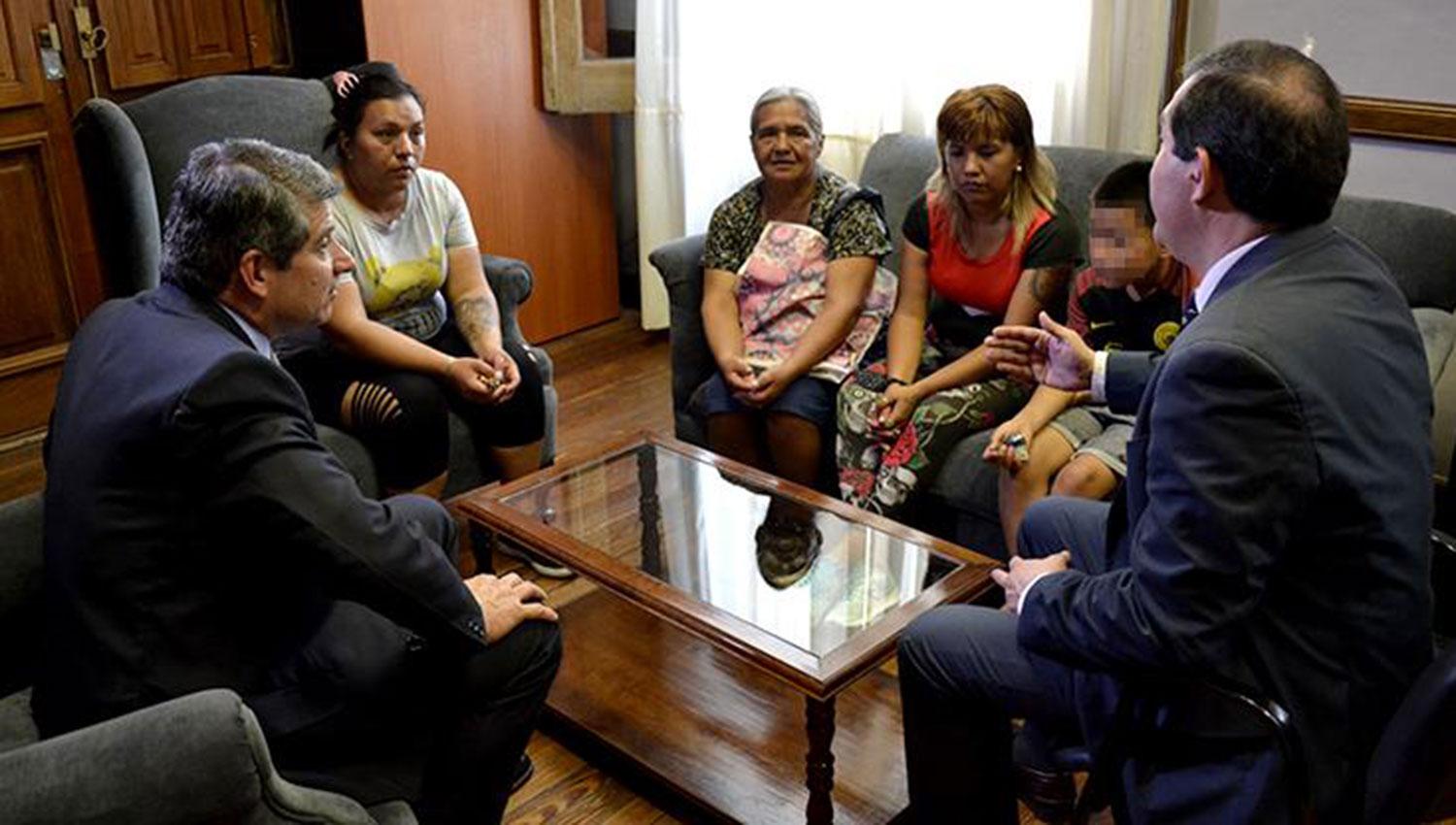 REUNIÓN. El ministro Claudio Maley recibió a la familia del niño en la Casa de Gobierno.