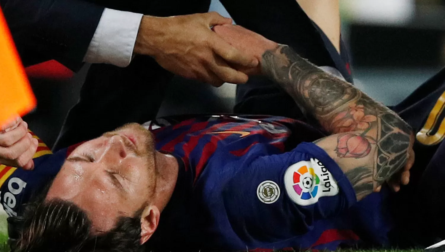 Los gestos de dolor de Messi encendieron la luz de alarma.