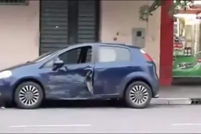 Video: un auto habría chocado a otros dos que estaban estacionados frente a la plaza Independencia