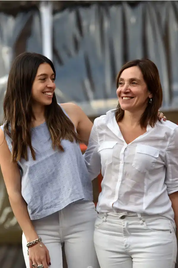 VICTORIA GONZÁLEZ CUDMANI Y SU MAMÁ MARCELA CUDMANI.-