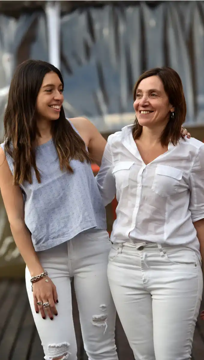 VICTORIA GONZÁLEZ CUDMANI Y SU MAMÁ MARCELA CUDMANI.-