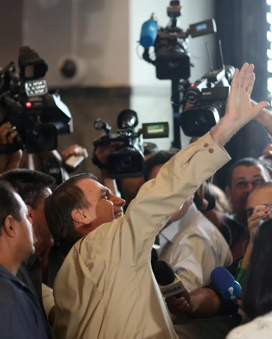 EN CAMPAÑA. Bolsonaro sigue liderando las encuestas para el balotaje. reuters
