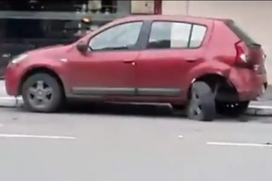 CHOQUE FRENTE A LA PLAZA. Ocurrió esta mañana en Laprida primera cuadra.