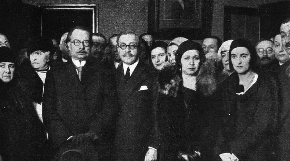 GREGORIO ARÁOZ ALFARO. Aparece junto a Ricardo Rojas al centro, a la derecha, en 1930. 