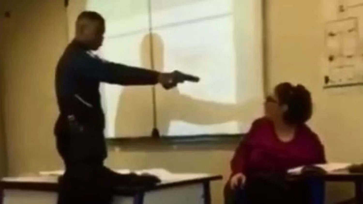 AMENAZA. A punto de pistola, un alumno amenazó a su profesora.