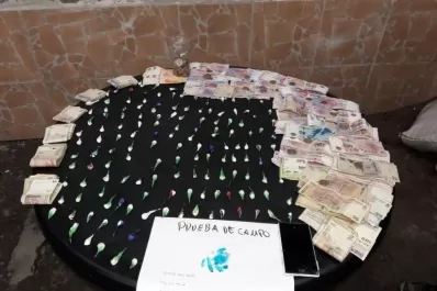 Van a secuestrar motos y bolsos robados, pero hallan drogas