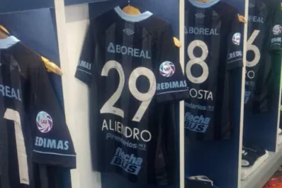 Atlético estrenó camiseta ante Estudiantes