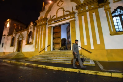 Trabaja de sereno entre las tumbas del cementerio
