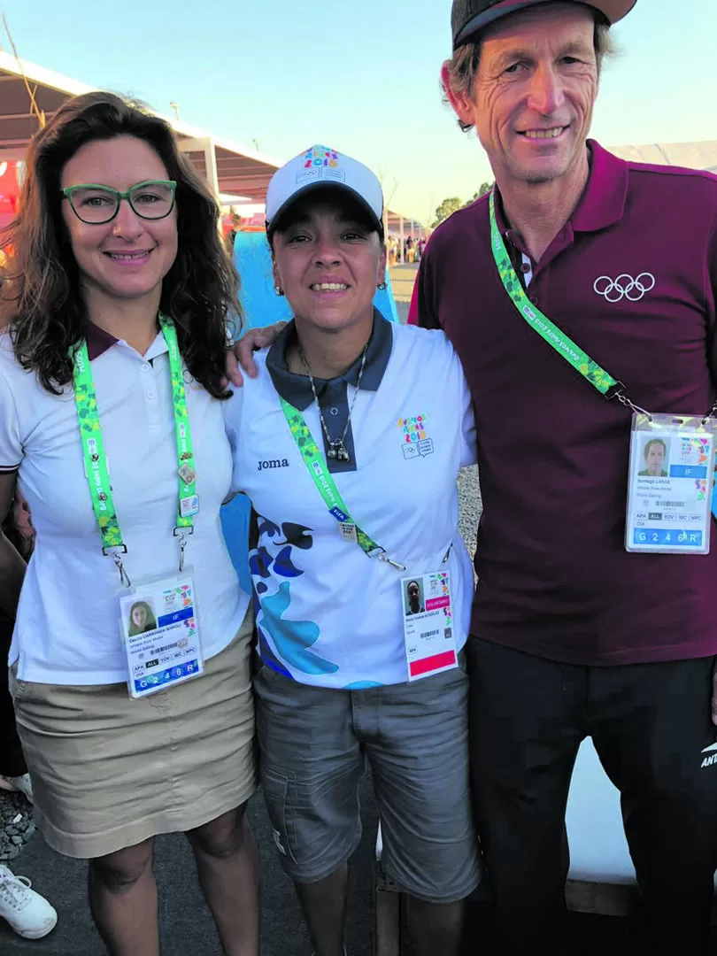 ORO. González (en el medio) con los campeones olímpicos en Río 2016. fotos de maría cristina gonzález