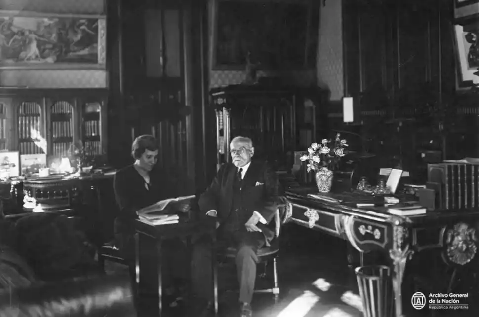 LA VEJEZ. Anciano y ciego, Paul Groussac en su despacho de la Biblioteca, junto a su hija Cornelia