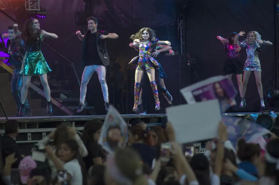 EN EL AIRE. Una escena del espectacular show de “Soy Luna” realizado el año pasado, que congregó a una multitud proveniente de todo el NOA. LA GACETA / FOTO DE DIEGO ARAOZ.-