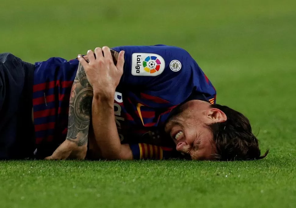 ¡QUÉ DOLOR! Lionel Messi sufre tirado sobre el césped del Camp Nou. Reuters