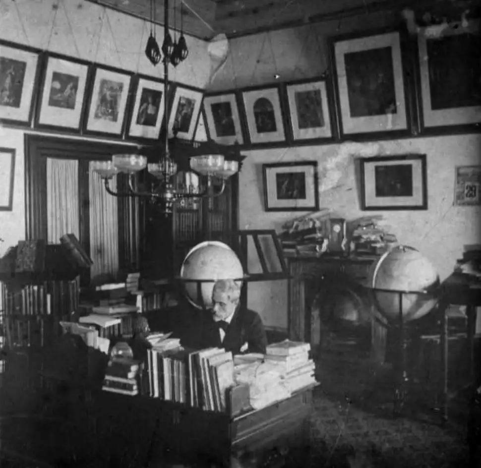 EN LA BIBLIOTECA NACIONAL. Uno de sus yernos, Julio Otamendi, tomó esta foto de Paul Groussac escribiendo en su despacho