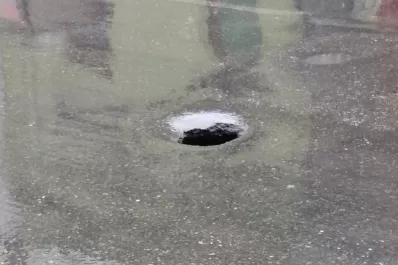 Atención automovilistas: preocupa un pozo que no para de crecer en Santiago al 400