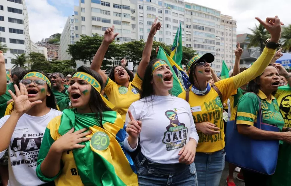 CON JAIR. En Río de Janeiro se concentraron simpatizantes del líder ultraderechista, a siete días del balotaje. reuters 