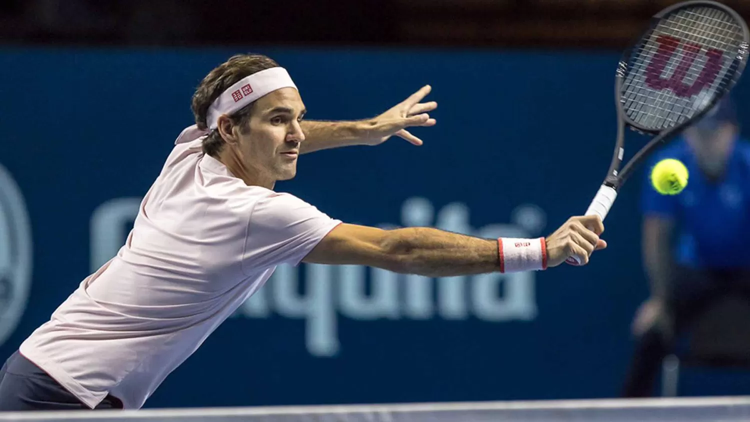GANA Y SIGUE. Roger Federer está en octavos de final de Basilea.