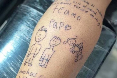 Un arquero se tatuó el dibujo de su hijo y la foto se hizo viral
