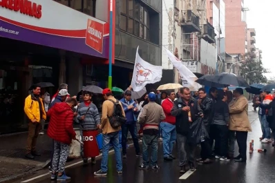 Protesta en Credimas: desempleados reclaman el cobro de indemnizaciones