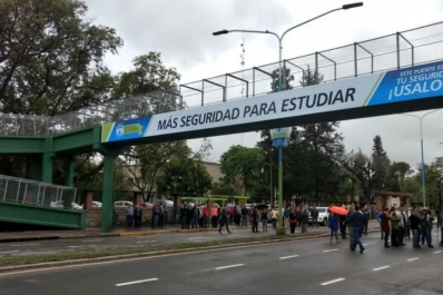 Con la idea de evitar accidentes, quedó inaugurado el puente peatonal en Benjamín Aráoz al 800