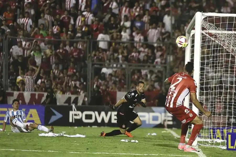 SOBERBIA. Carranza, con notable reacción, desvió el remate de Cristaldo. FOTO gentileza ADRIÁN LUGONES