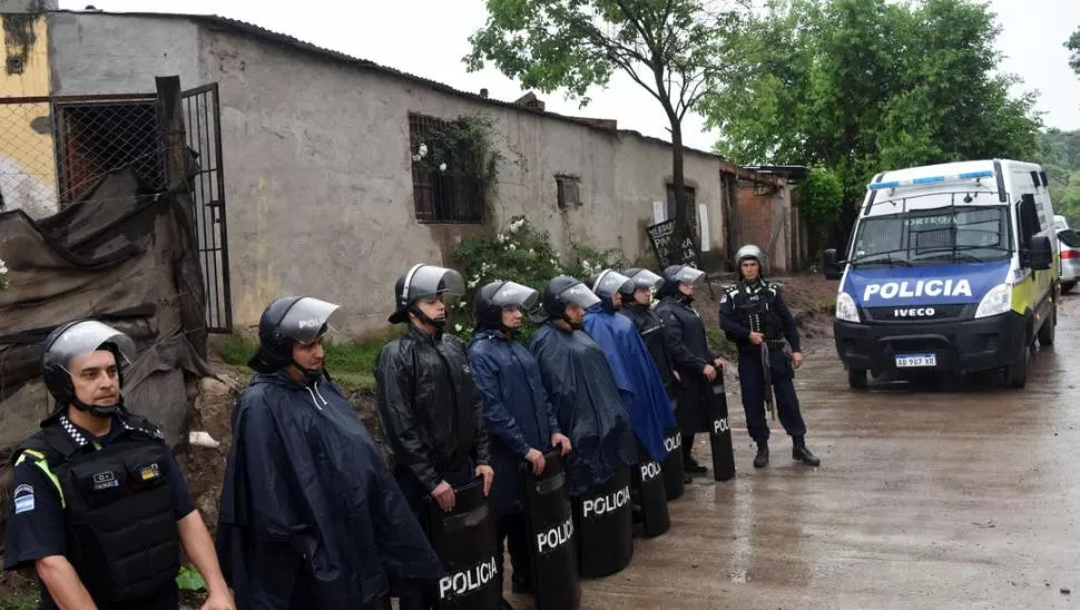 FUERTE OPERATIVO. Un grupo de Infantería custodia una de las casas en la que buscaron al “Tuerto”. la gaceta / FOTO DE JORGE OLMOS SGROSSO