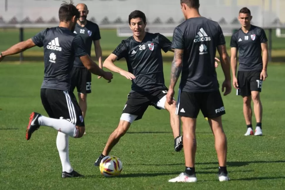¿JUGARÁ? “Nacho” Fernández juega un “loco” con sus compañeros en la previa del entrenamiento de ayer. prensa carp