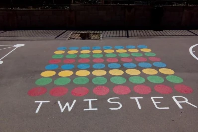 Cinco juegos para pintar en el patio y aprovechar los espacios