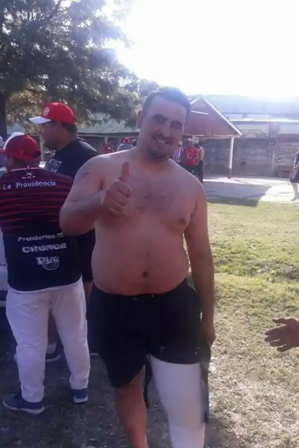 EN FORMOSA. Diarte fue enyesado a la cancha para alentar a su equipo