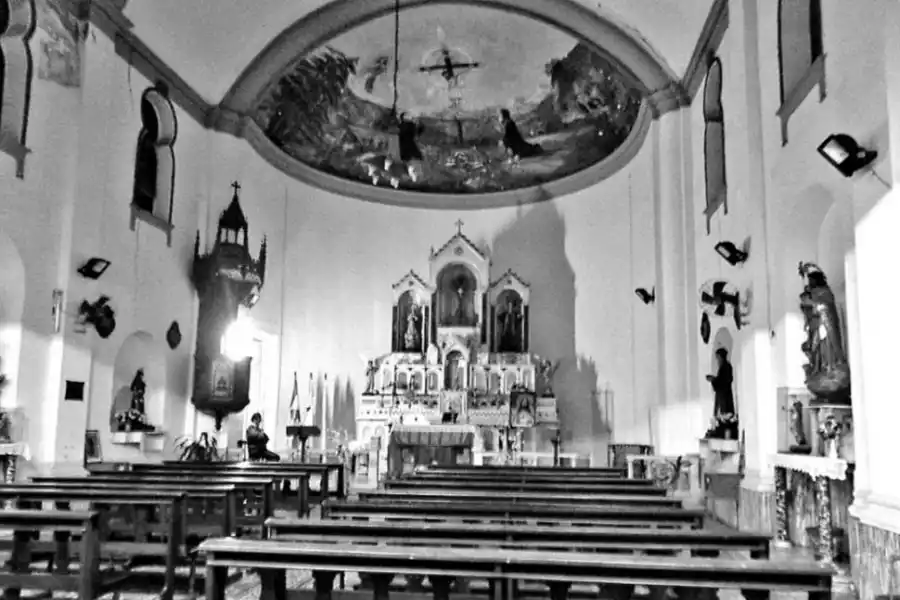INTERIOR. El altar es presidido por la figura del Señor del Milagro realizada en 1863. 