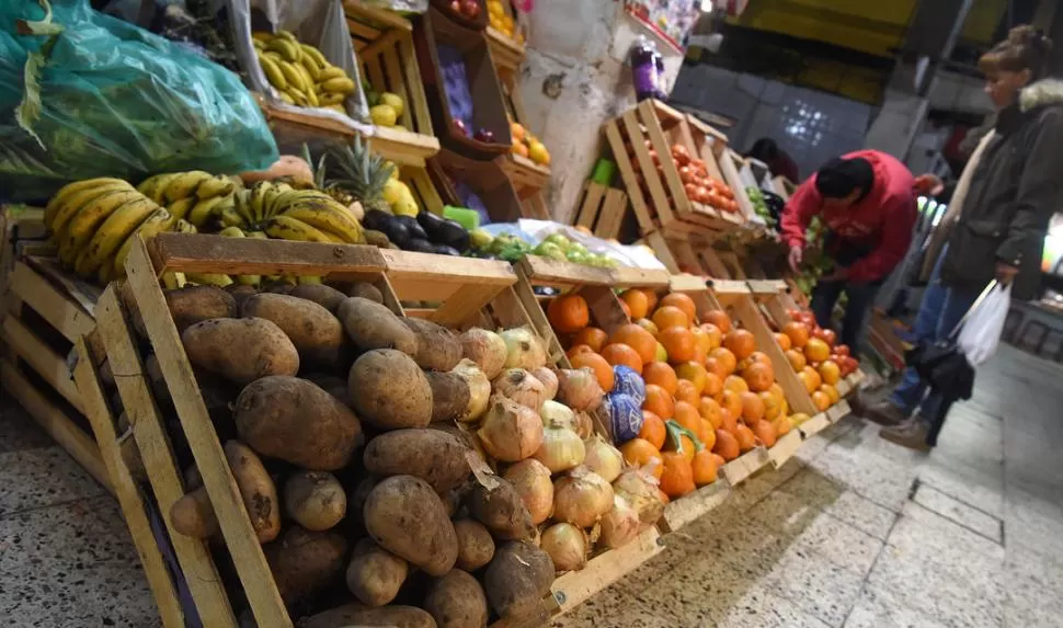 EN EL MERCADO. Los puesteros reconocen que los consumidores restringen la compra de verduras hasta tanto se regularicen los precios. la gaceta / foto de diego aráoz 