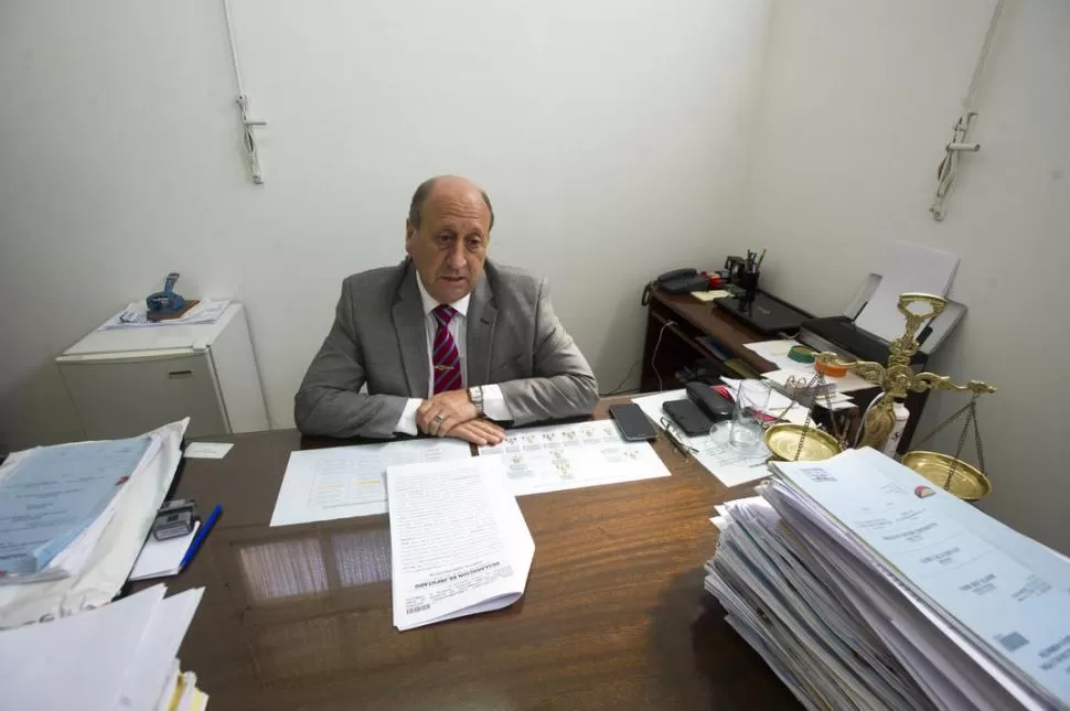 FUTURO MINISTRO DE LA DEFENSA. Navarro Dávila en su despacho de fiscal. la gaceta / FOTO DE DIEGO ARAOZ