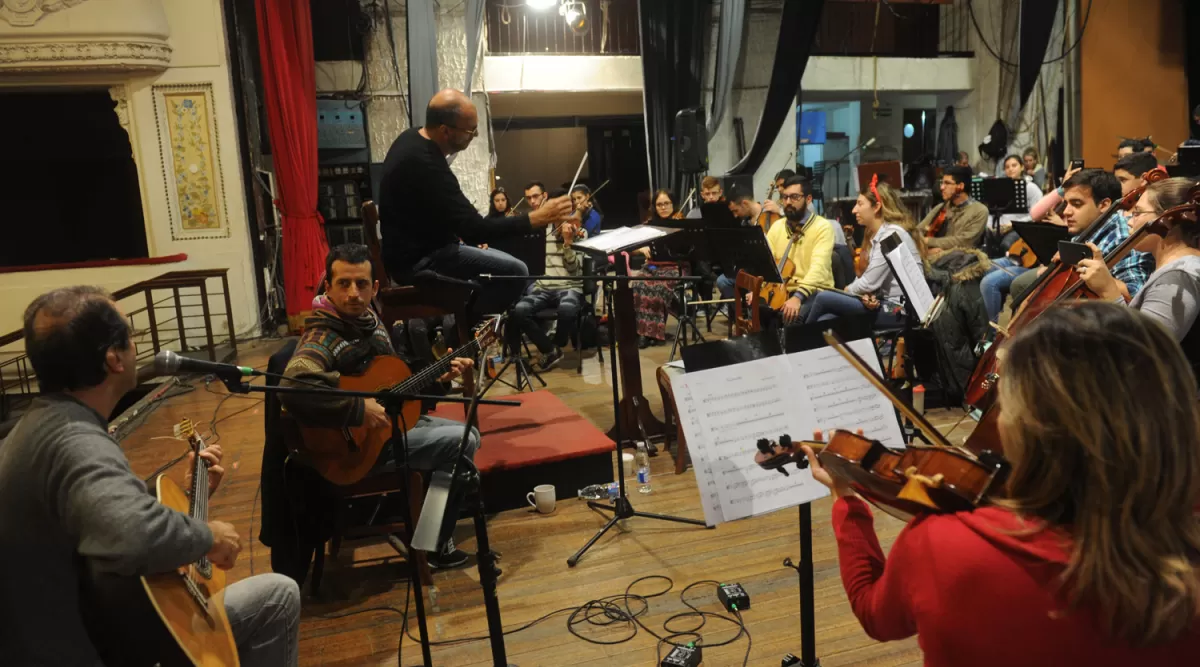 EN ENSAYO. Gustavo Guersman dirige la Orquesta Juvenil de la UNT. LA GACETA/FOTO DE ANTONIO FERRONI