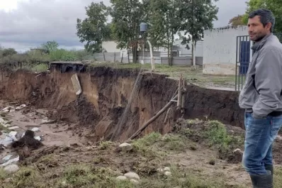 Lluvias en el sur: eran caminos, ahora son canales de cinco metros de profundidad