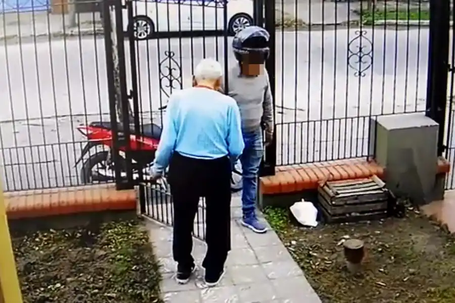 2- El dueño de casa, un adulto mayor, cae en el engaño y le permite entrar.