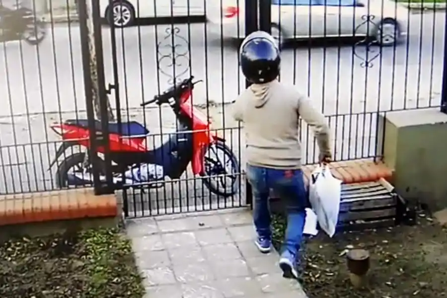 3- El falso electricista se retira llevándose una notebook, un celular y una planchita para el pelo.