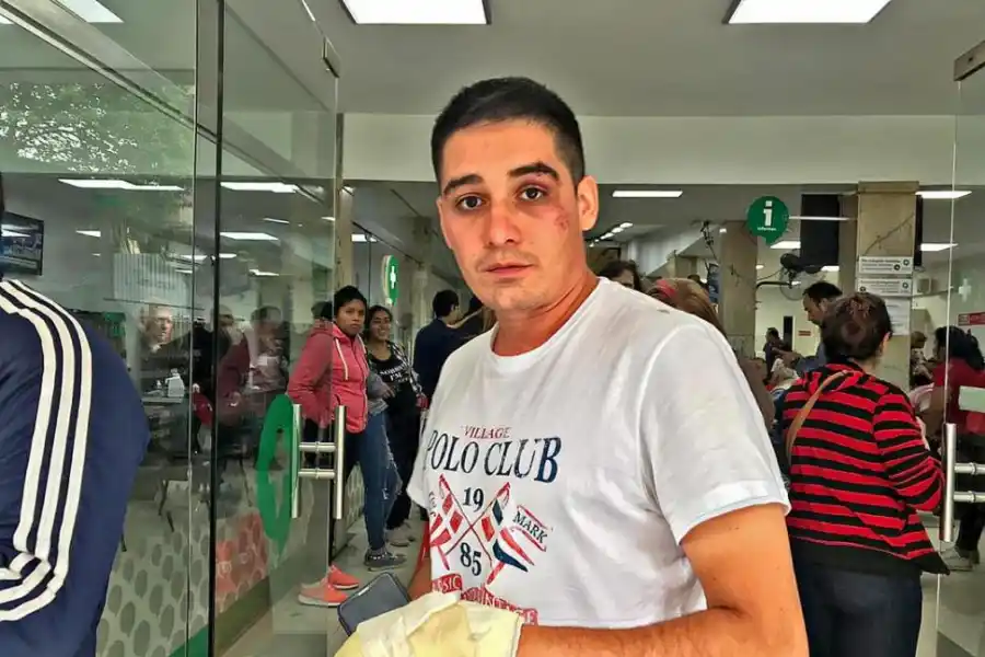 DESVELADO. Ayer, Alejandro peleaba para que atendieran a su novia. 