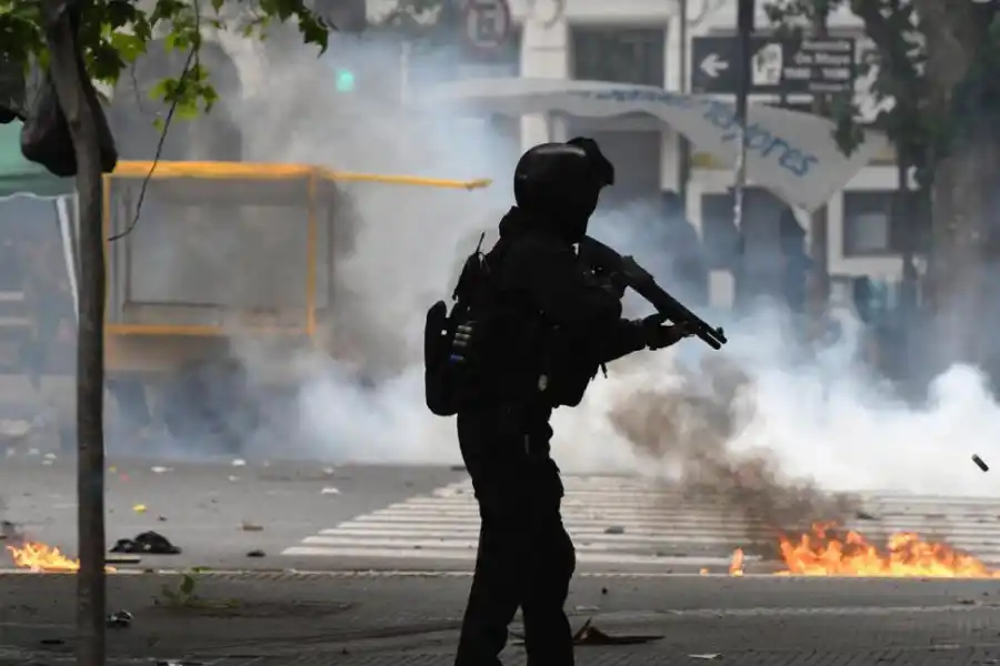 GASES Y BALAS DE GOMA. Un efectivo trata de disuadir a manifestantes. 