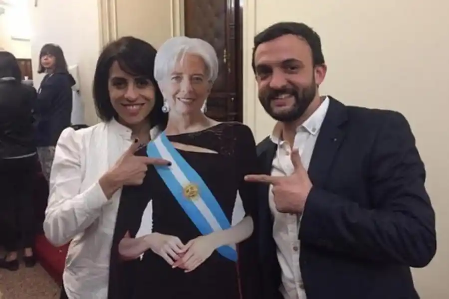 “LAGARDE PRESIDENTA”. Los diputados Victoria Donda y Leonardo Grosso, conocidos por su posición contraria a la ingerencia en el país del FMI, posaron junto a una gigantografía de la directora del organismo de crédito.