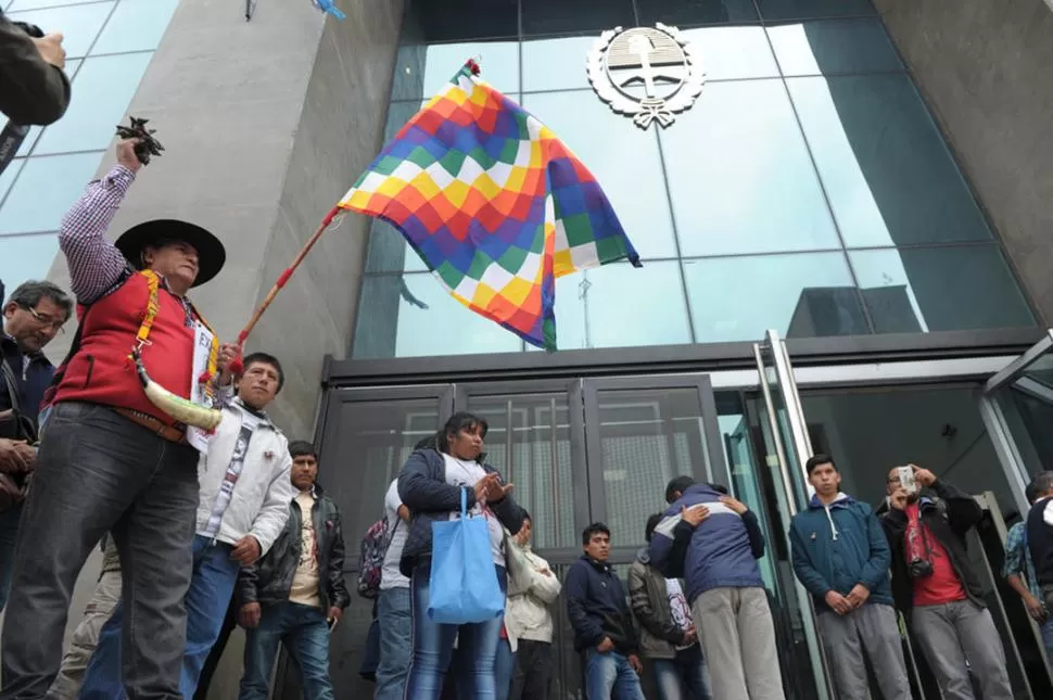 SÍMBOLOS. La wiphala, emblema andino, flamea bajo el escudo tucumano.  la gaceta / fotos de franco vera 