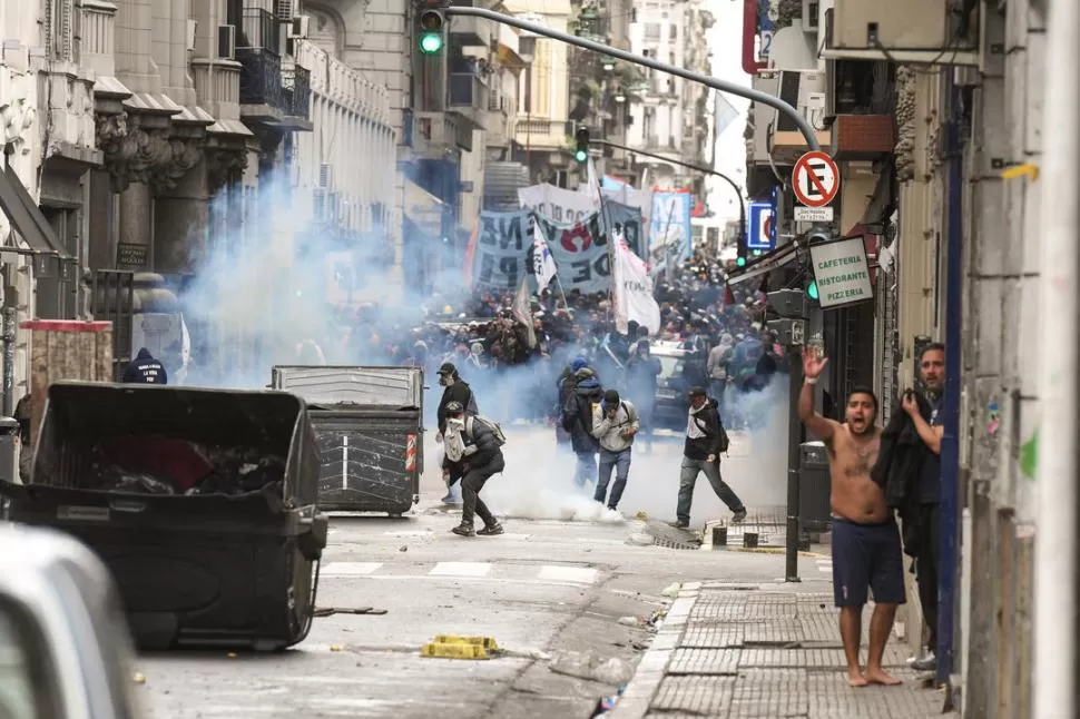 ENFRENTAMIENTOS. Encapuchados arrojaron piedras a los policías, en enfrentamientos producidos en las adyacencias del Congreso Nacional. telam 