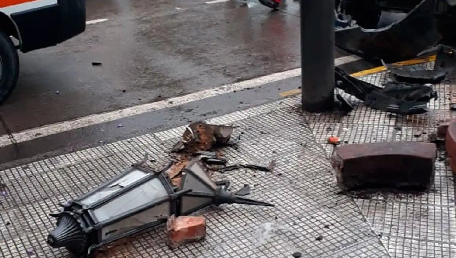 ACCIDENTE EN BARRIO NORTE. Ocurrió en la esquina de 25 de Mayo y Sarmiento.