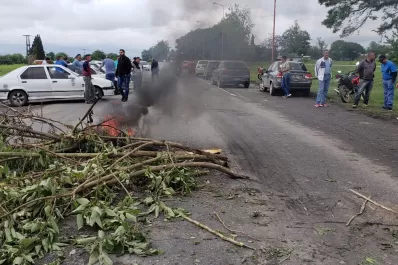 Despedidos de Alpargatas cortan la ruta 38 sobre el río Chico