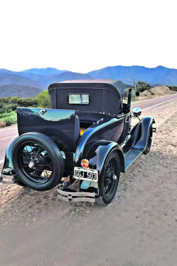 AZUL PROFUNDO. Se trata de una coupé rouster.