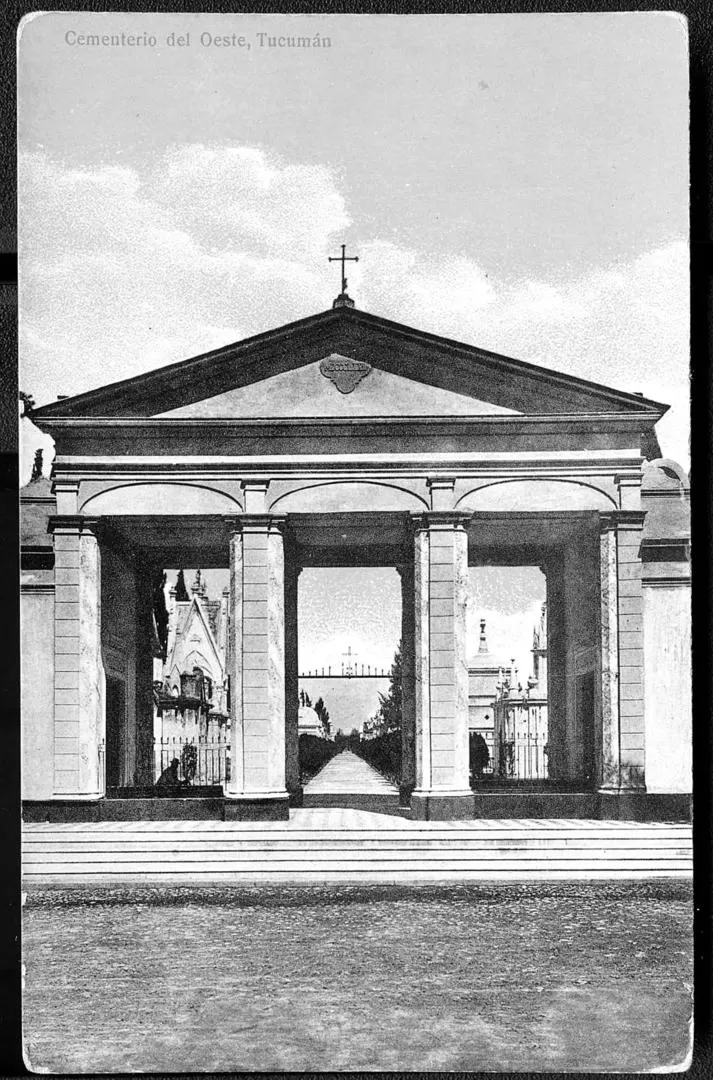 EL CEMENTERIO DEL OESTE, EN 1911. Sullivan se descubrió ante la bóveda de Zenón J. Santillán, “el Mitre de los tucumanos”. 